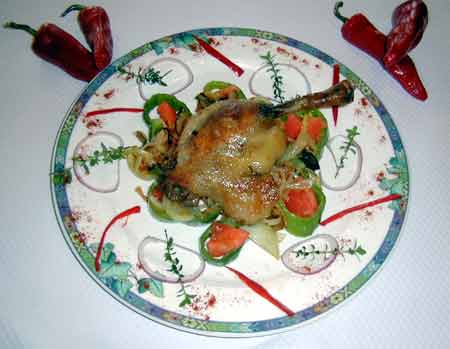 Photo de l'assiette de confit de canard au piment d'espelette.