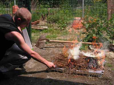 photo de la recette de l'éclade : enflammer les aiguilles de pin