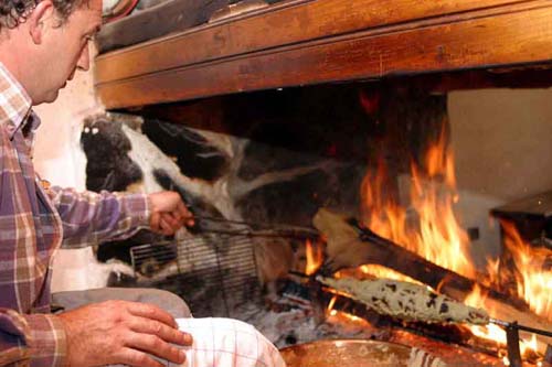 preparation du feu pour cuire le gateau a la broche