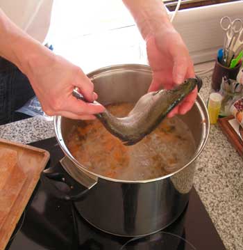 Photo de la cuisson de la truite dans le court-bouillon.
