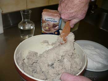 Photo de la préparation de la pâte pour la confection des "miques"