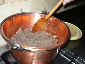 Photo de la cuisson des truses (miques moulues, sucre et beurre)
